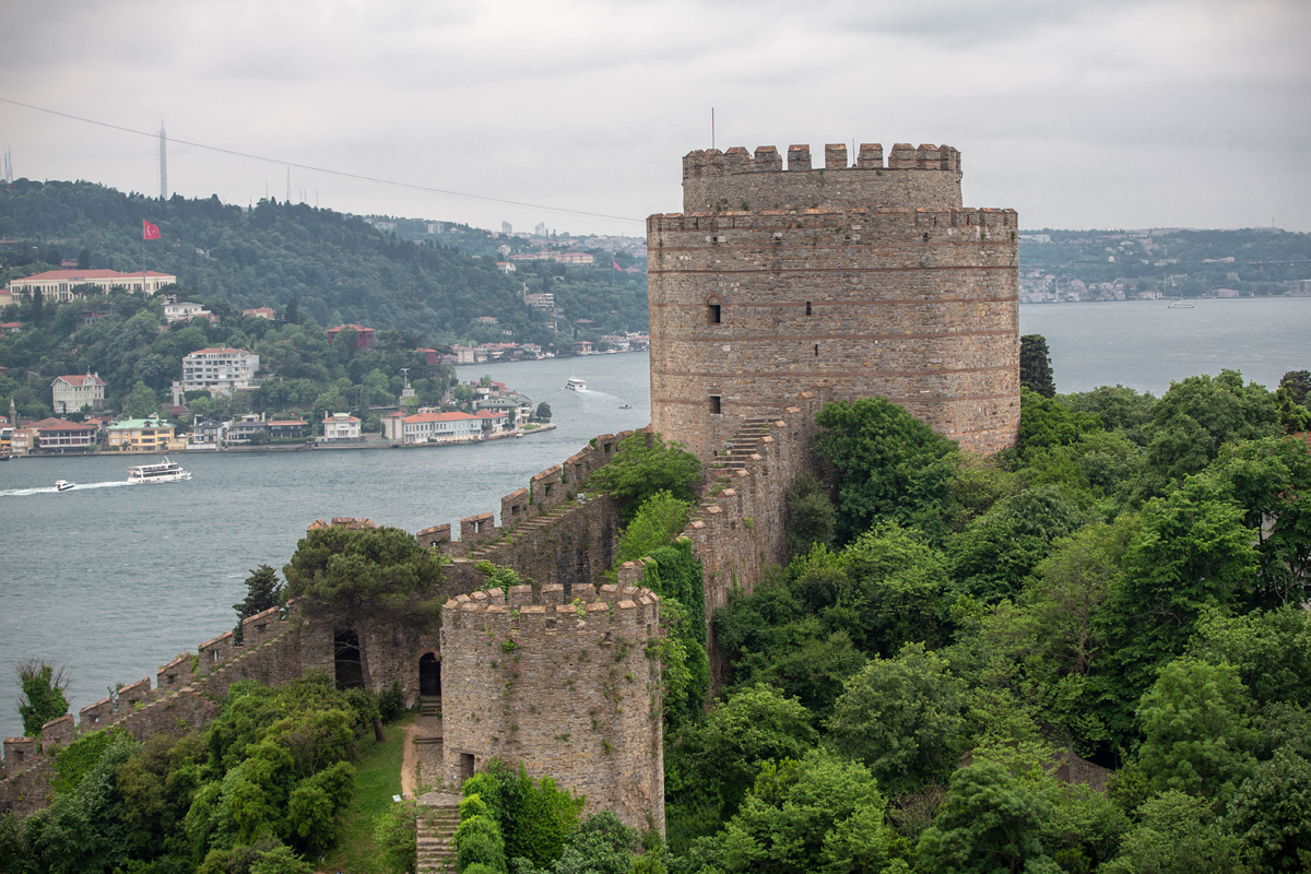 Anatolian Castle (Anadolu Hisari) In Istanbul.Historically Known As Guzelce  Hisar(meaning Proper Castle) Is A Fortress Located In Anatolian (Asian)  Side Of The Bosporus Stock Photo, Picture and Royalty Free Image. Image  91222192.