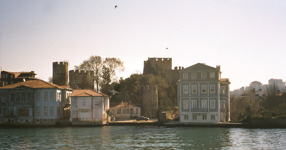 Anatolian Castle (Anadolu Hisari) In Istanbul.Historically Known As Guzelce  Hisar(meaning Proper Castle) Is A Fortress Located In Anatolian (Asian)  Side Of The Bosporus Stock Photo, Picture and Royalty Free Image. Image  91222192.